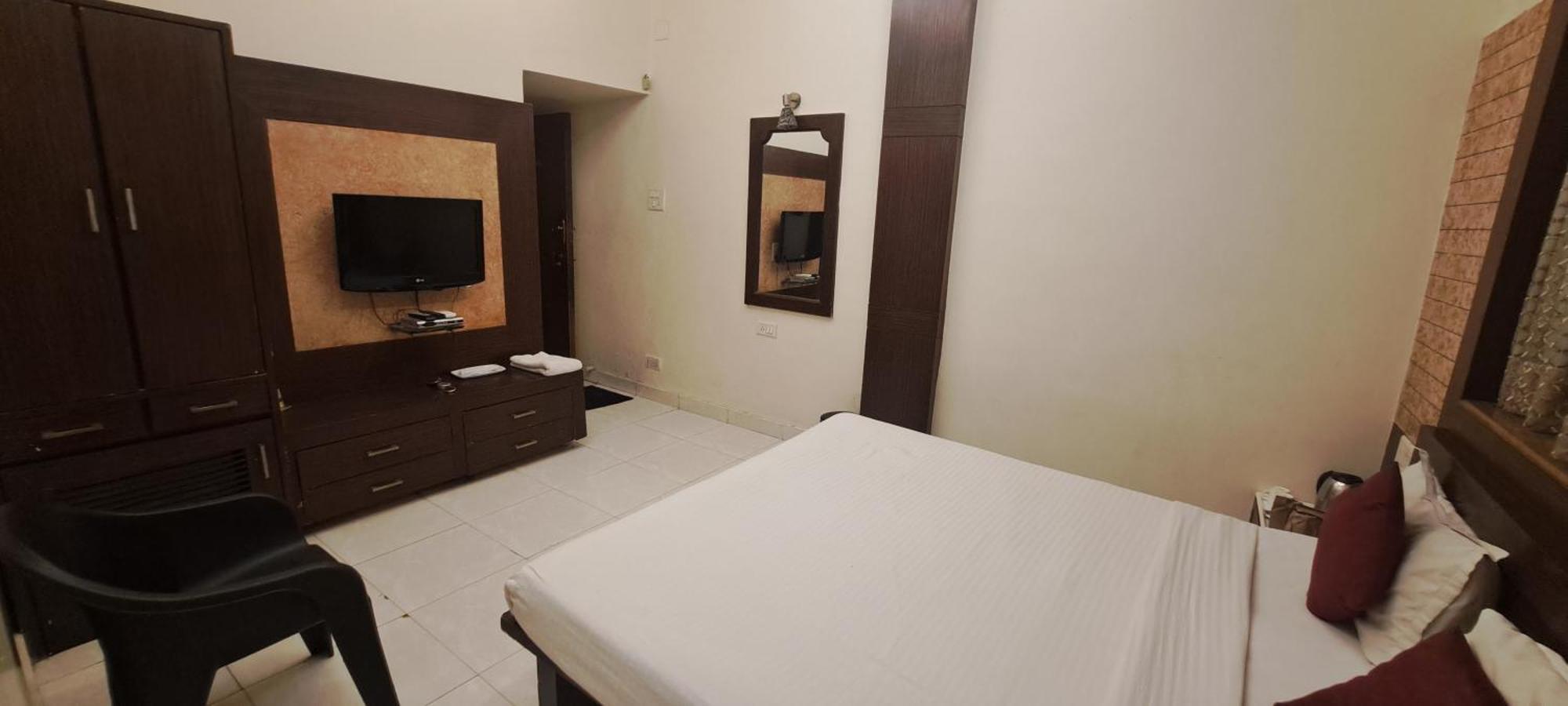 Hotel Shivam Пуна Экстерьер фото