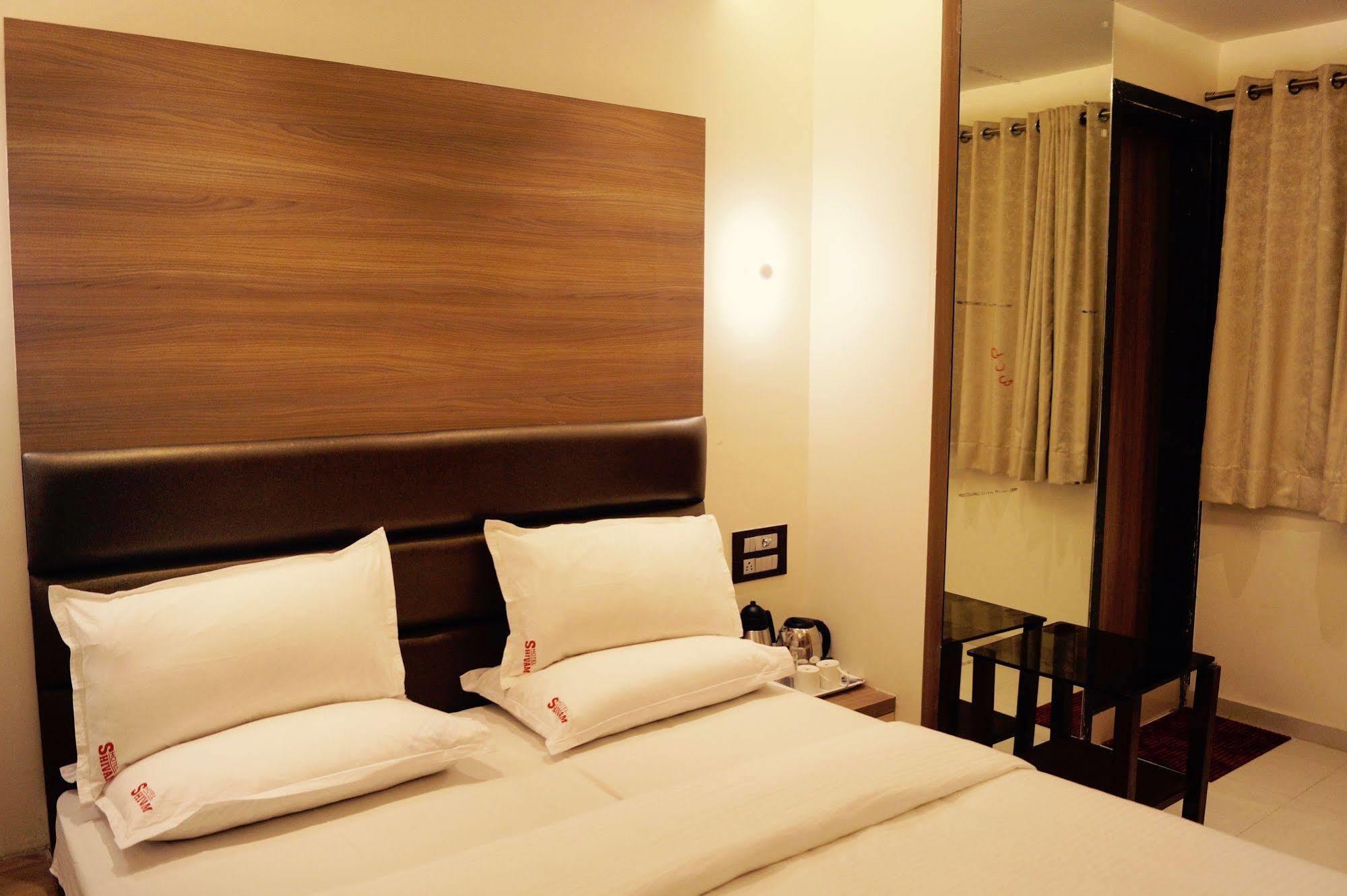 Hotel Shivam Пуна Экстерьер фото